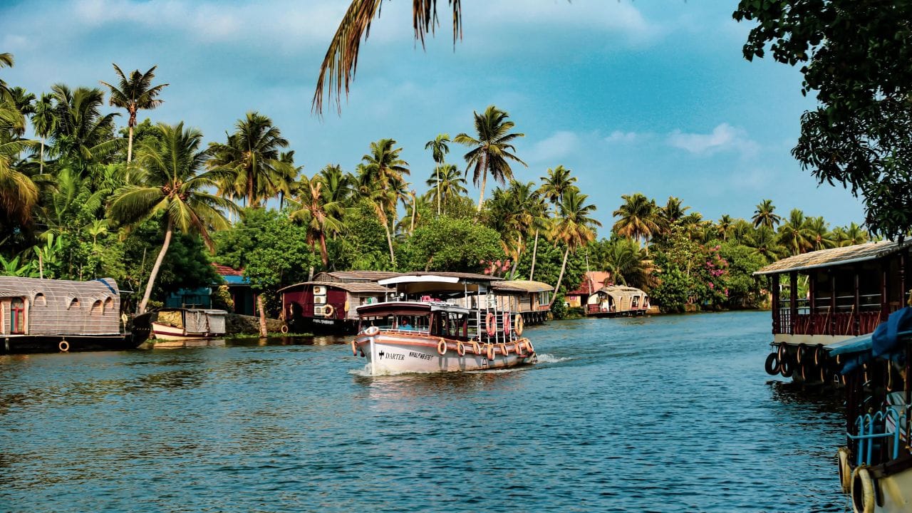 కేరళ బ్యాక్‌వాటర్స్ (మున్నార్ అండ్ అలప్పుజ): చలికాలంలో కొంచెం వెచ్చదనాన్ని కోరుకునే వారికి కేరళ ఉత్తమ ఎంపిక. మున్నార్‌లోని టీ తోటలు, అలప్పుజలోని హౌస్‌బోట్ ప్రయాణాలు మనసుకు ఎంతో హాయినిస్తాయి. ఆయుర్వేద మసాజ్‌లు, పచ్చని ప్రకృతి ఆకట్టకుంటాయి. హౌస్‌బోట్‌లో రాత్రి బస చేస్తూ కేరళ రుచులను ఆస్వాదించడం అందమైన అనుభూతిగా నిలుస్తుంది