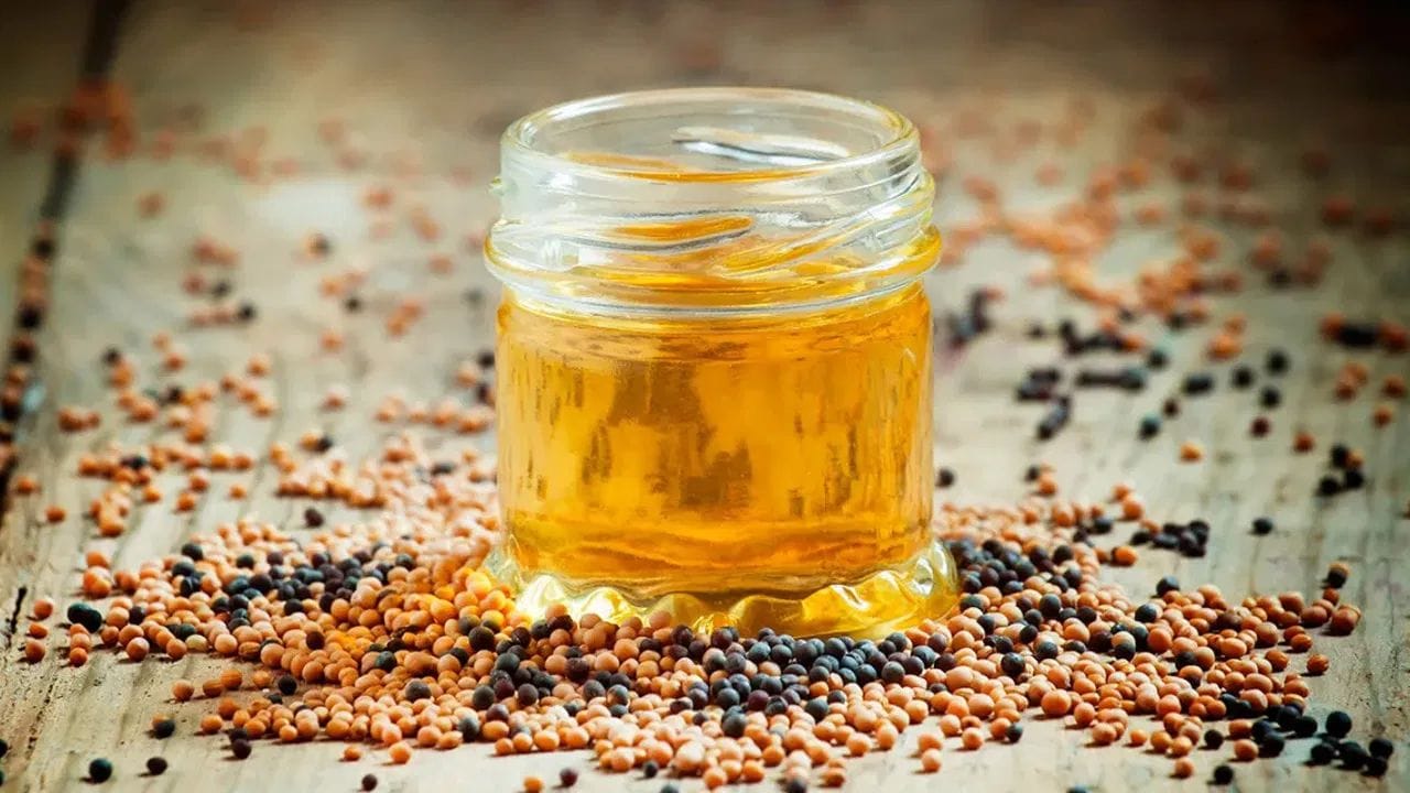 ఆవ నూనె : ఆవ నూనెలో ఉండే ఒమేగా-3 కొవ్వు ఆమ్లాలు గుండె జబ్బులకు సంబంధించిన సమస్యల నుండి రక్షిస్తాయి. అలాగే రక్త ప్రసరణను మెరుగుపరుస్తాయి. శరీరంలో చలిని తగ్గించి, వేడిని పెంచుతాయి. ఇది శీతాకాలంలో జుట్టు రాలడం, చర్మం నల్లబడటం వంటి సమస్యలకు కూడా ఇది చాలా ఉపయోగపడుతుంది. అయితే, ఒకే నూనెను పదే పదే వేడి చేయడం ఆరోగ్యానికి హానికరం.