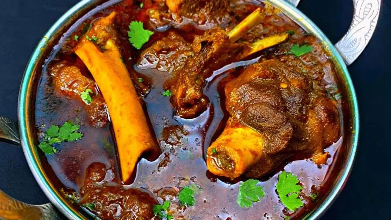 ప్రోటీన్ లోపం - శక్తి మాంసం ద్వారా శరీరానికి అందే ప్రోటీన్, ఐరన్ అకస్మాత్తుగా అందకపోవడం వల్ల ప్రారంభంలో కొంచెం నీరసంగా లేదా అలసిపోయినట్లు అనిపించవచ్చు.
 మాంసం మానేసినప్పుడు ప్రోటీన్ లోటును భర్తీ చేయడానికి పప్పు ధాన్యాలు, సోయా, పనీర్ లేదా గుడ్లు వంటి ఇతర ప్రోటీన్ ఆహారాలను తీసుకోవడం తప్పనిసరి. లేకపోతే ఎముకలు బలహీనపడే ప్రమాదం ఉంది.