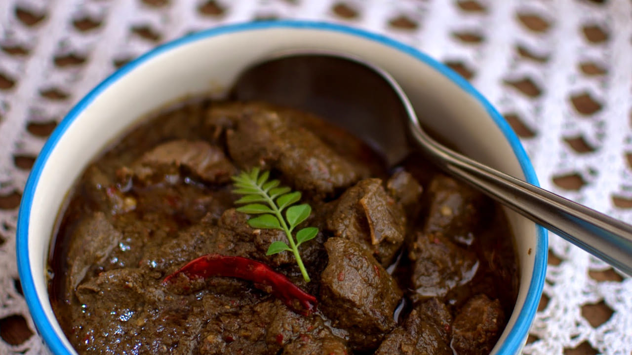 మటన్ లివర్ ప్రయోజనాలు: చాలా మంది మటన్ లివర్ తినడానికి ఇష్టపడతారు. ఇందులో విటమిన్లు ఎ, డి, బి12, ఐరన్, జింక్, పొటాషియం, కాపర్ వంటి పోషకాలు పుష్కలంగా ఉంటాయి. మటన్ లివర్ శరీరంలో ఆక్సిజన్ సరఫరాను మెరుగుపరచడం ద్వారా రక్తహీనతను నివారించడానికి పనిచేస్తుంది. విటమిన్ బి12 రోగనిరోధక శక్తిని పెంచడంలో సహాయపడుతుంది. మటన్ లివర్లో ఉండే ఖనిజాలు శరీరంలో ఎంజైమ్ పనితీరును మెరుగుపరిచే శక్తిని కలిగి ఉంటాయి.