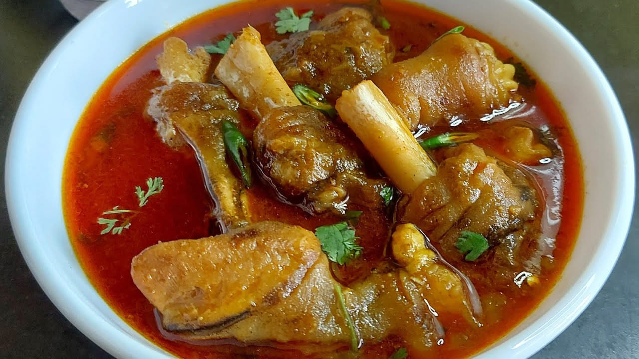 మటన్ పాయాను నీరు, కొద్దిగా పసుపుతో బాగా కడకండి. దీంతో వాసన పూర్తిగా పోతుంది. శుభ్రం చేసిన పాయాను ప్రెజర్ కుక్కర్‌లో వెయ్యండి. అందులో నీరు, చిటికెడు ఉప్పు, పసుపు వేసి స్టవ్‎పై పెట్టుకోండి. 6-7 విజిల్స్ వచ్చే వరకు లేదా ట్రోటర్స్ మృదువుగా అయ్యే వరకు ఉడికించి, తర్వాత వాటి జెలటిన్‌ను తియ్యండి.