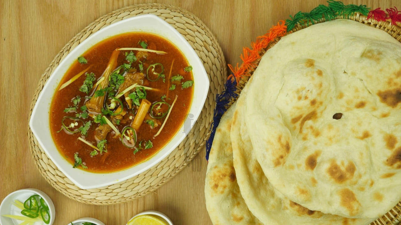 30-40 నిమిషాలు తక్కువ మంట మీద మరిగించనివ్వండి. రసం కొద్దిగా చిక్కగా అయ్యేలా చూసుకోండి. గరం మసాలా చల్లి బాగా కలపండి. తాజా కొత్తిమీరతో అలంకరించండి. అంతే మటన్ పాయ సిద్ధం అయిపోయినట్టే. మటన్ పాయాను వేడి నాన్, రోటీ లేదా ఉడికించిన అన్నంతో వడ్డించండి. ఇది హృదయపూర్వక, రుచికరమైన వంటకం!