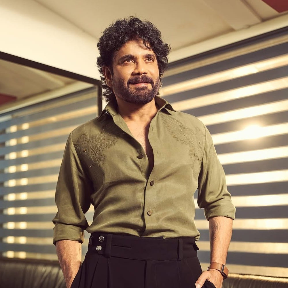 అలాగే ఎప్పుడూ జిమ్ చేయకుండా ఉండలేదట. దాదాపు 45 సంవత్సరాలుగా జిమ్ చేస్తున్నానని.. ఏరోజు దానిని మిస్ చేయలేదని తెలిపారు. ఆరోగ్యం బాలేక.. వెళ్లలేని పరిస్థితుల్లో ఉంటే తప్ప జిమ్ చేయకుండా ఉంటానని అన్నారు. అలాగే ప్రతి విషయాన్ని పాజిటివ్ గా తీసుకుంటానని చెప్పుకొచ్చారు. 