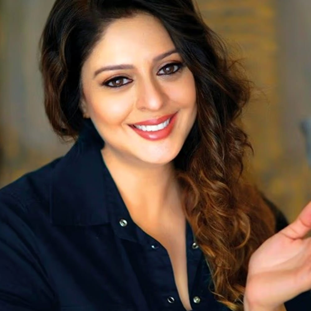 నగ్మా లవ్ ఎఫైర్స్ నడిపిన వారిలో హీరో శరత్ కుమార్ ఒకరు. ఒకప్పుడు హీరోగా రాణించిన శరత్ కుమార్. ఇప్పుడు సహాయక పాత్రలు చేస్తున్నారు. అయితే గతంలో శరత్ కుమార్, నగ్మా మధ్య ఎఫైర్ ఉందని వార్తలు వచ్చాయి. కాగా శరత్ కుమార్ రాధికను వివాహం చేసుకున్నారు. అయితే శరత్ కుమార్, నగ్మా ఇద్దరూ చిరంజీవికి మంచి మిత్రులు. 