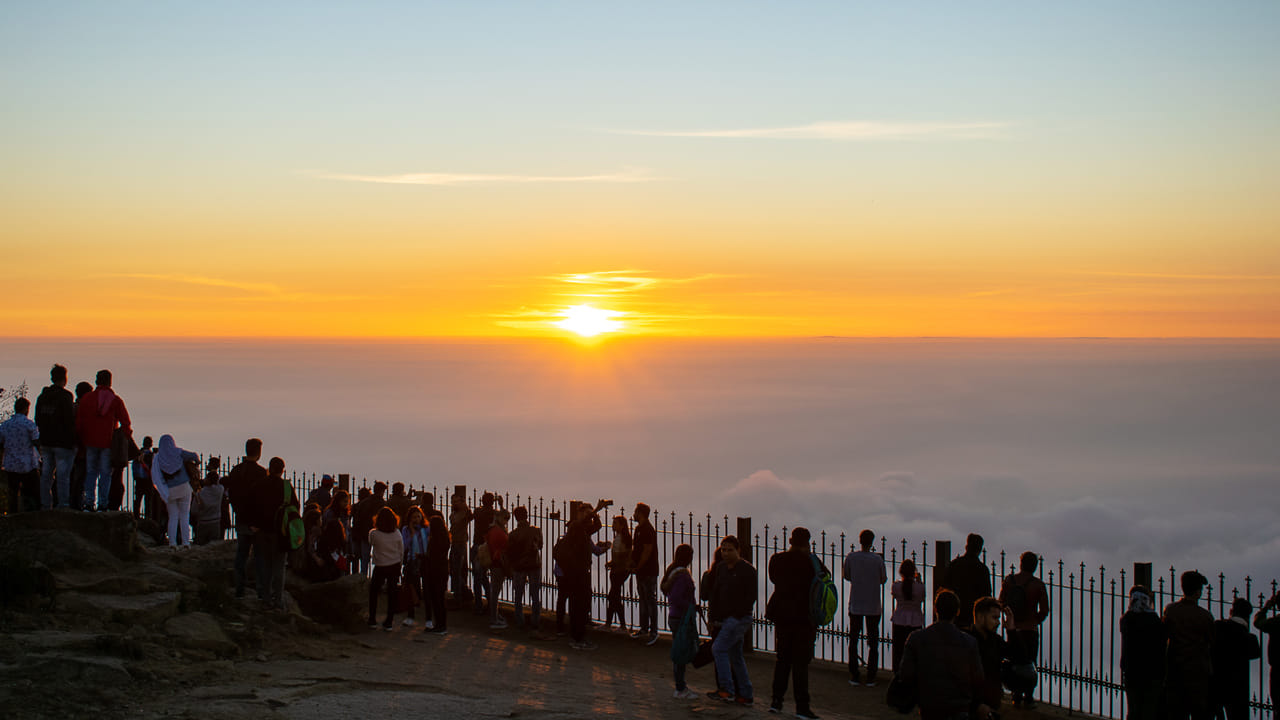నంది హిల్స్, కర్ణాటక: కర్ణాటకలోని నంది హిల్స్ లో మొదటి సూర్యోదయాన్ని చూస్తే ఆ ఫీలింగ్ మాటాల్లో చెప్పలేమని పర్యాటకుల అభిప్రాయం. ఇక్కడ సూర్యదయాన్ని చూడటానికి అనేక ప్రాంతాల ప్రజలు తరలివస్తారు.