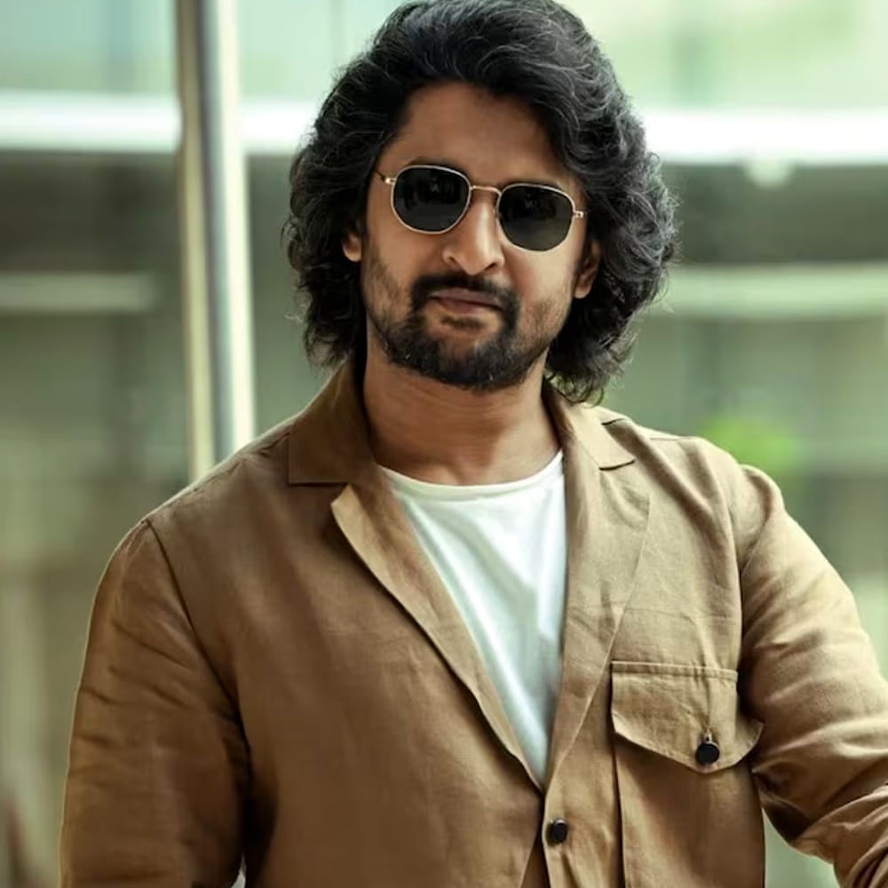 అలాగే ఈ సినిమాలో డైలాగ్ కింగ్ మోహన్ బాబు కీలక పాత్రలో నటిస్తున్నారు. అలాగే సంపూర్ణేష్ బాబు ఈ సినిమాలో మరో కీలక పాత్రలో కనిపించనున్నారు. ఇటీవలే సంపూర్ణేష్ బాబు లుక్ ను రిలీజ్ చేశారు. అలాగే ఈ సినిమాలో కాయదు లోహర్ హీరోయిన్ గా నటిస్తుంది. కాగా ముందుగా నాని సరసన మరో హీరోయిన్ ను అనుకున్నారట. కానీ డేట్స్ అడ్జెస్ట్ అవ్వకపోవడంతో ఆమె నాని సినిమాకు నో చెప్పిందట.