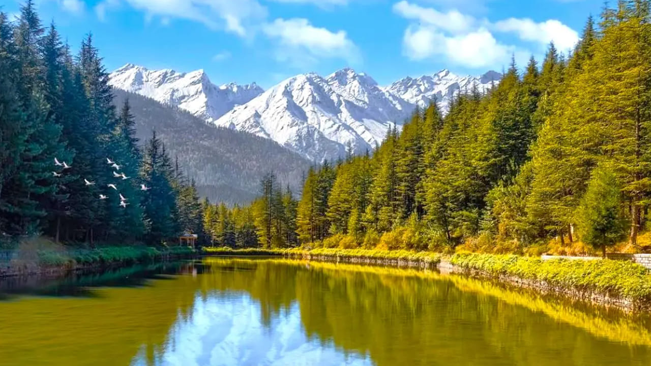 నరకంద: నరకంద సిమ్లా నుంచి 64 కిలోమీటర్ల దూరంలో ఉన్న ప్రశాంతమైన గ్రామం. ఇది ఆపిల్ తోటలు, ఆకట్టుకునే దేవదారు అడవులతో చూపర్లను ఆకర్షిస్తుంది. దీనికి "ఆపిల్ బౌల్ ఆఫ్ హిమాచల్" అనే అంటారు. 3,400 మీటర్ల ఎత్తులో ఉన్న హతు శిఖరంపై నుంచి మొత్తం హిమాలయ శ్రేణిని చూడవచ్చు. మీరు ఏకాంతంగా గడపడానికి, సాహసయాత్రను మంచి ఎంపిక.