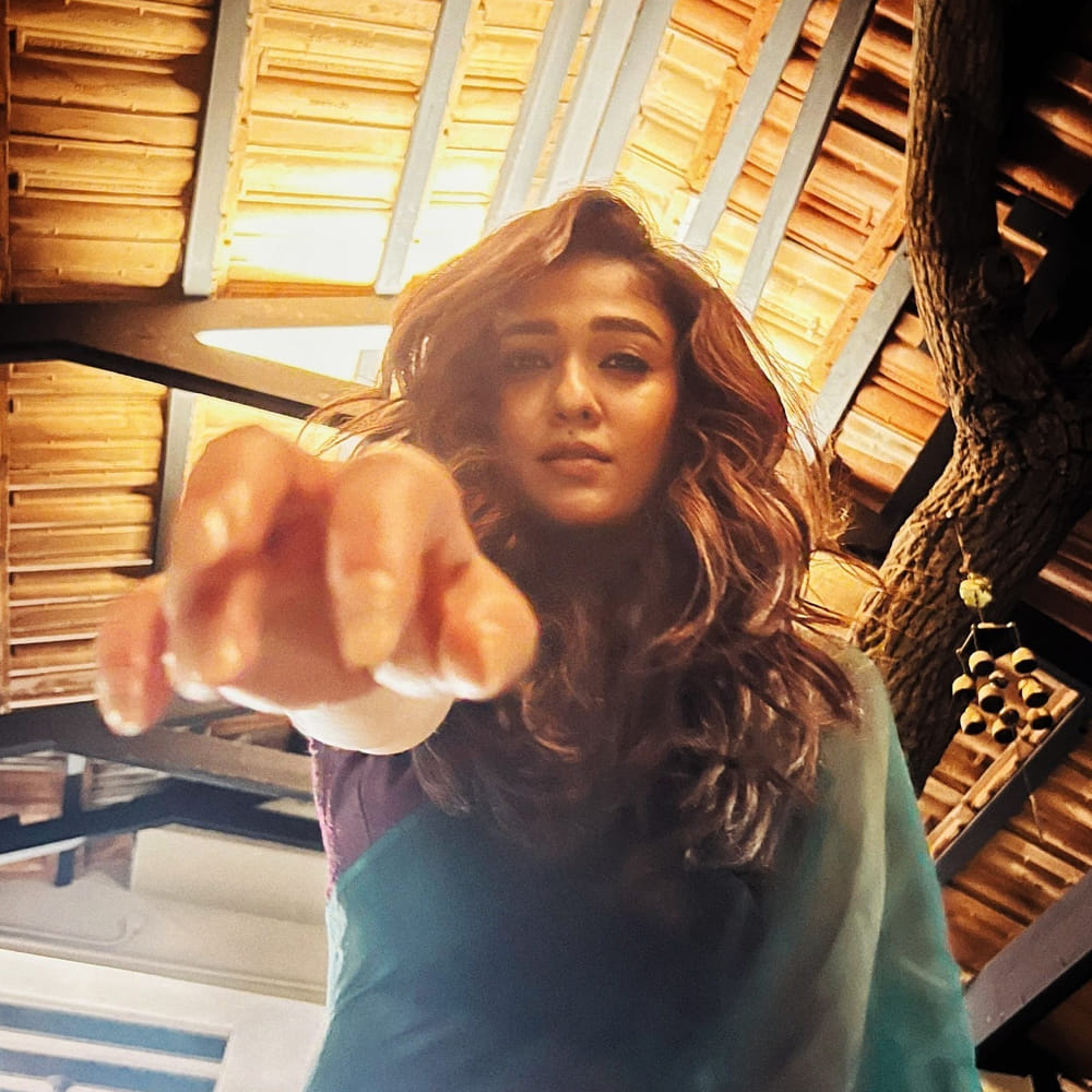 పై ఫొటోలో కనిపిస్తున్న చిన్నారి మరెవరో కాదు ప్రముఖ హీరోయిన్ నయనతార. సూపర్ స్టార్స్ లిస్ట్ లో నయనతార ఒకరు. ఈ స్టార్ హీరోయిన్ కు లేడీ సూపర్ స్టార్ అనే బిరుదు ఉంది. బాలీవుడ్లోనూ ఈ బ్యూటీకిడిమాండ్ పెరిగింది. షారుఖ్ ‘జవాన్’ సినిమాతో బాలీవుడ్లోకి అడుగు పెట్టింది ఈ అమ్మడు. తొలి సినిమాతోనే బాలీవుడ్లో మంచి పేరు తెచ్చుకుంది.