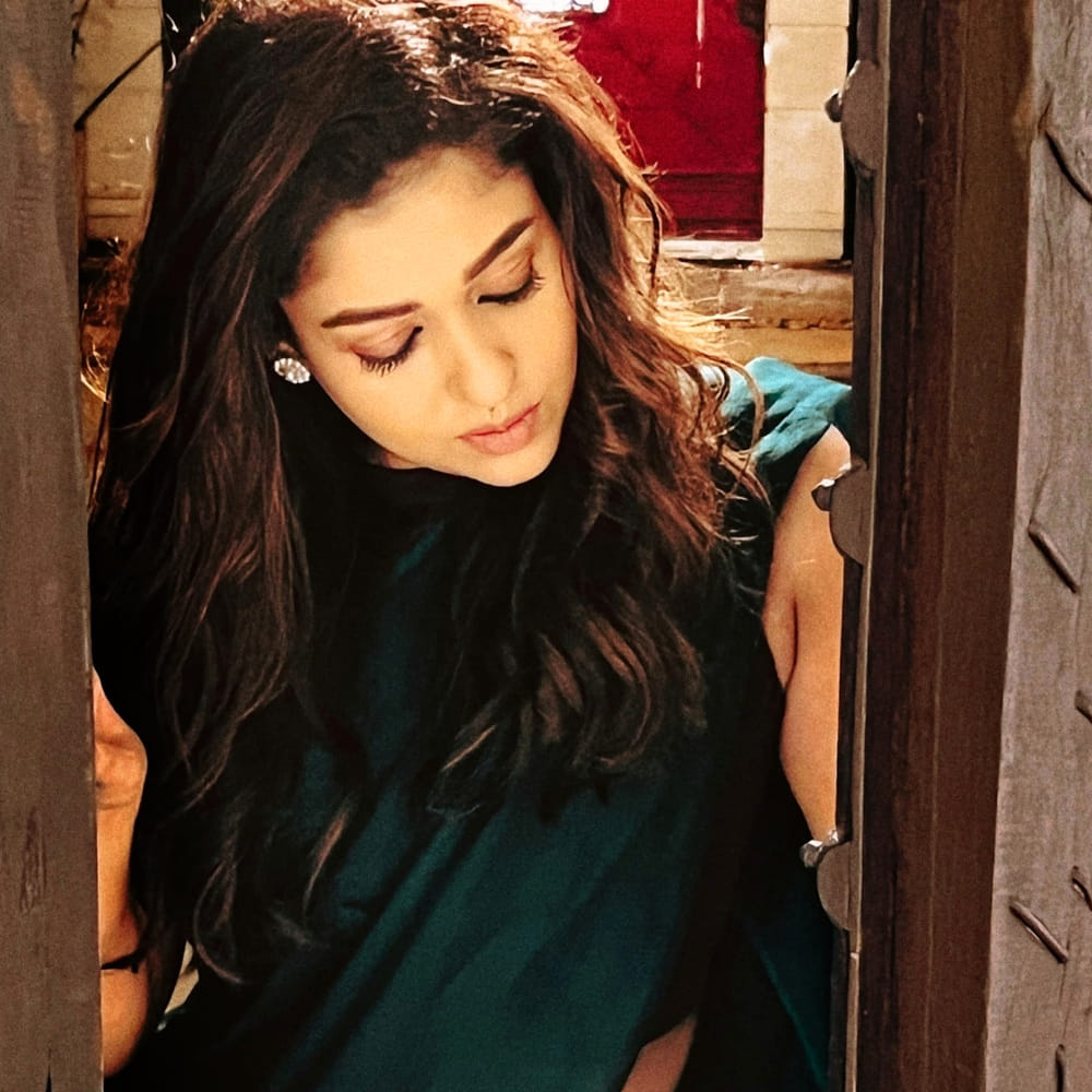 స్టార్ కొరియోగ్రాఫర్ ప్రభుదేవ్ను పెళ్లి చేసుకునేందుకే ఆమె హిందూ మతంలోకి మారిందని అప్పట్లో పెద్ద చర్చ నడిచింది. కానీ వారి బంధం ఎక్కువ కాలం నిలవలేకపోయింది. నయనతార 2022లో దర్శకుడు విఘ్నేష్ శివన్ని పెళ్లాడింది. ఆ తర్వాత సరోగసీ ద్వారా ఇద్దరు తల్లిదండ్రులు అయ్యారు. వీరికి కవలలు. ప్రస్తుతం సౌత్ లో అత్యంత రెమ్యునరేషన్ తీసుకుంటుంది నయనతార. ఒక్కో సినిమాకు 20 నుంచి 25 కోట్ల రూపాయలు వసూల్ చేస్తుంది. అలాగే ఫోర్బ్స్ ఇండియా సెలబ్రిటీ లిస్ట్లో దాదాపు 200 కోట్ల నికర విలువ కలిగిన ఏకైక సౌత్ నటిగా నయనతార నిలిచింది.