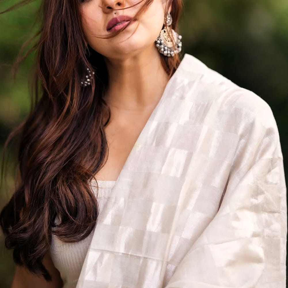 ఈ భామ సౌత్ సినిమాల్లో పవర్ ఫుల్ హీరోయిన్ గా మారిపోయింది. ఒకదాని తర్వాత ఒకటి అద్భుతమైన పాత్రలు చేస్తూ స్టార్ గా రాణిస్తుంది. అత్యధిక పారితోషికం తీసుకునే సౌత్ నటీమణులలో ఆమె ఒకరు. తెలుగు తమిళ్ సినిమాలతో పాటు ఇటీవలే బాలీవుడ్ లోకి కూడా అడుగు పెట్టింది. రీసెంట్ గా ఆమె నటించిన సినిమా ఏకంగా 1000కోట్లకు పైగా వసూల్ చేసి రికార్డ్ క్రియేట్ చేసింది. ఇంతకు ఆ చిన్నారి ఎవరంటే..