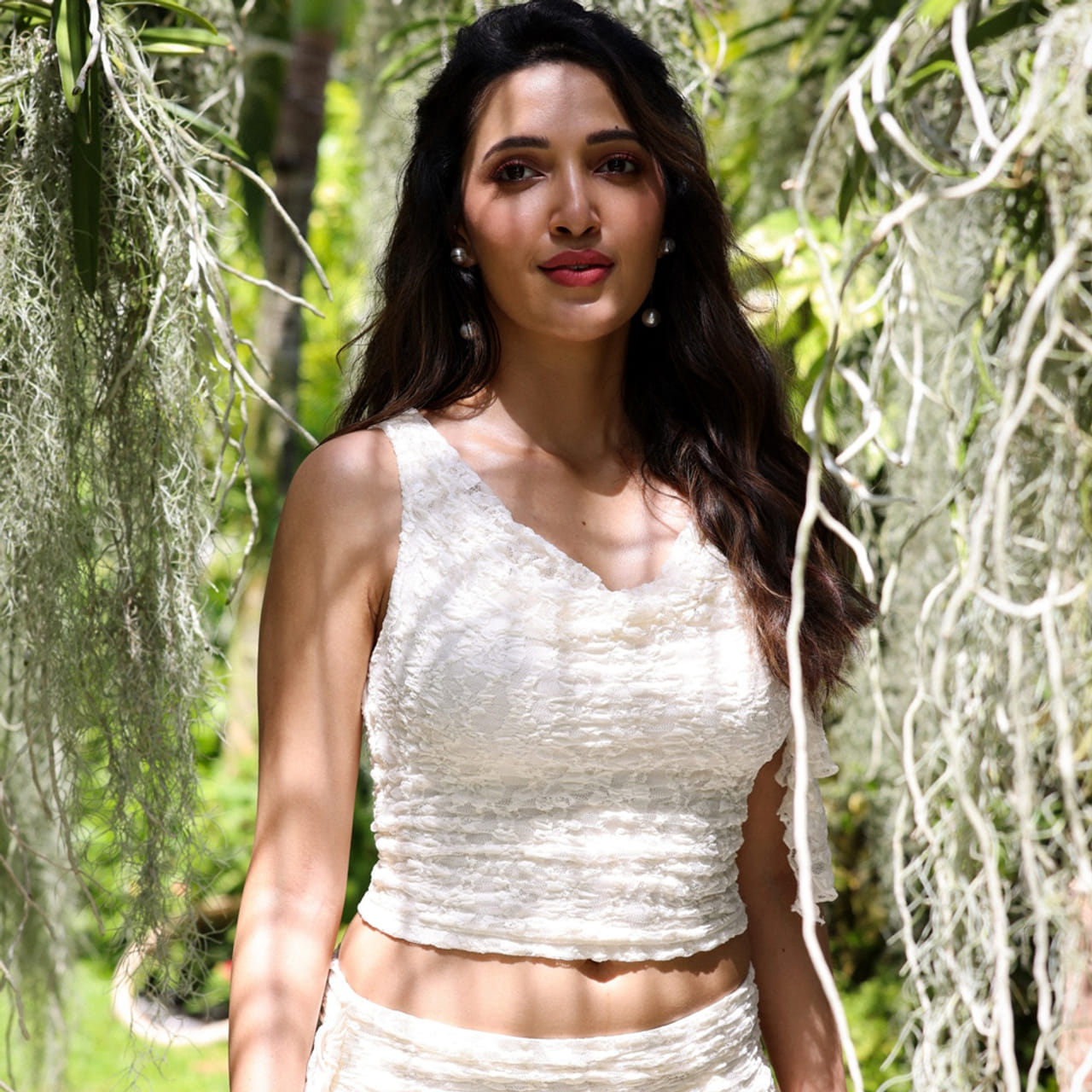 ఇప్పుడు నెట్టింట చక్కర్లు కొడుతున్న ఈ క్యూట్ చిన్నారి టాలీవుడ్ క్రేజీ హీరోయిన్ తెలుసా ?. సౌత్ ఇండస్ట్రీలో గ్లామర్ ఇమేజ్ సంపాదించుకున్న ఈ బ్యూటీ ఒక్క సినిమాతోనే సెన్సెషన్ అయ్యింది. బ్యాక్ టూ బ్యాక్ చిత్రాలతో అలరించి తనకంటూ ఓ గుర్తింపు తెచ్చుకుంది. తనే నేహా శెట్టి.