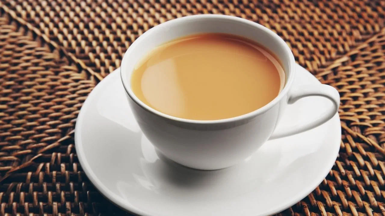 చక్కెరతో ముప్పు: టీ, కాఫీలలో ఉండే అధిక చక్కెర వల్ల పిల్లల్లో చిన్న వయసులోనే ఊబకాయం వచ్చే అవకాశం ఉంది. అలాగే దంతక్షయం సమస్య సర్వసాధారణం అవుతుంది. చక్కెర ఎక్కువగా తీసుకోవడం వల్ల పిల్లలు అదుపులేకుండా హైపర్ యాక్టివ్గా మారుతారని అధ్యయనాలు చెబుతున్నాయి.