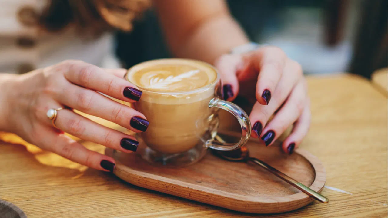 ఆకలిని చంపేస్తాయి: ఉదయాన్నే ఖాళీ కడుపుతో టీ లేదా కాఫీ తాగడం వల్ల ఆకలిని ప్రేరేపించే హార్మోన్లు అణిచివేయబడతాయి. దీనివల్ల పిల్లలకు తిండిపై ఆసక్తి తగ్గుతుంది. అంతేకాకుండా, కడుపులో ఆమ్లత్వం పెరిగి మలబద్ధకం, గుండెల్లో మంట వంటి జీర్ణక్రియ సమస్యలు తలెత్తుతాయి.