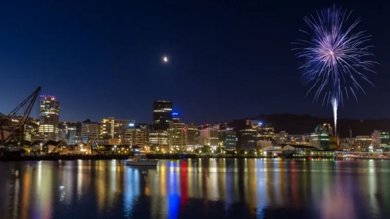 అయితే మన భారత కాలమానం ప్రకారం డిసెంబర్ 31 సాయంత్రం 3:45 గంటలకే కిరిబాటిలోని కొన్ని దీవులు, న్యూజిలాండ్ కొత్త సంవత్సరంలోకి అడుగుపెడతాయి.