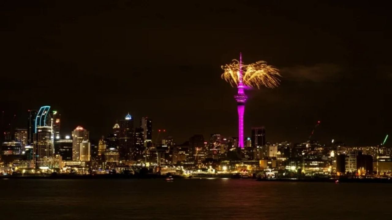 న్యూజిలాండ్‌లోనే ఎత్తైన స్కై టవర్ నుండి 3,500 బాణసంచా ప్రదర్శనతో ప్రారంభమైన ఈ వేడుకలు నగరంలో పెద్ద ఎత్తున సందడిని తీసుకొచ్చాయి.