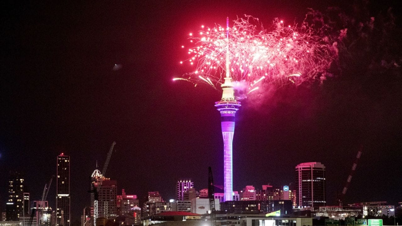 నగరంలోని స్కై టవర్ వద్దకు భారీగా చేరుకున్న ప్రజలకు కౌంట్‌డౌన్ పెట్టి 2026కు వెల్‌కమ్ చెప్పారు. ఈ సందర్భంగా వేలకొద్దీ బాణసంచా పేల్చారు. అయితే ఈ దేశంలోని ఉత్తర ద్వీపంలోని కొన్ని ప్రాంతాల్లో వర్షం కారణంగా వేడుకలు రద్దయ్యాయి.  