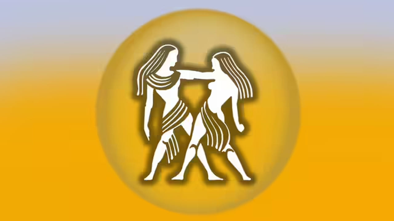 మిథున రాశి : మిథున రాశి వారికి కూడా 2026 చాలా అద్భుతంగా ఉండనున్నది. వీరు ఈ సంవత్సరంలో నాలుగు రాజయోగాల వలన కెరీర్ పరంగా మంచి పురోగతి సాధిస్తారు. అదృష్టం కలిసి వస్తుంది. అనుకున్న పనులన్నీ సరైన సమయంలో పూర్తి చేస్తారు. పెండింగ్‌లో ఉన్న పనులన్నీ పూర్తి అవుతాయి. ఈ సంవత్సరం ఈ రాశి వారు ఇల్లు లేదా కారు కొనుగోలు చేయడం జరుగుతుంది.