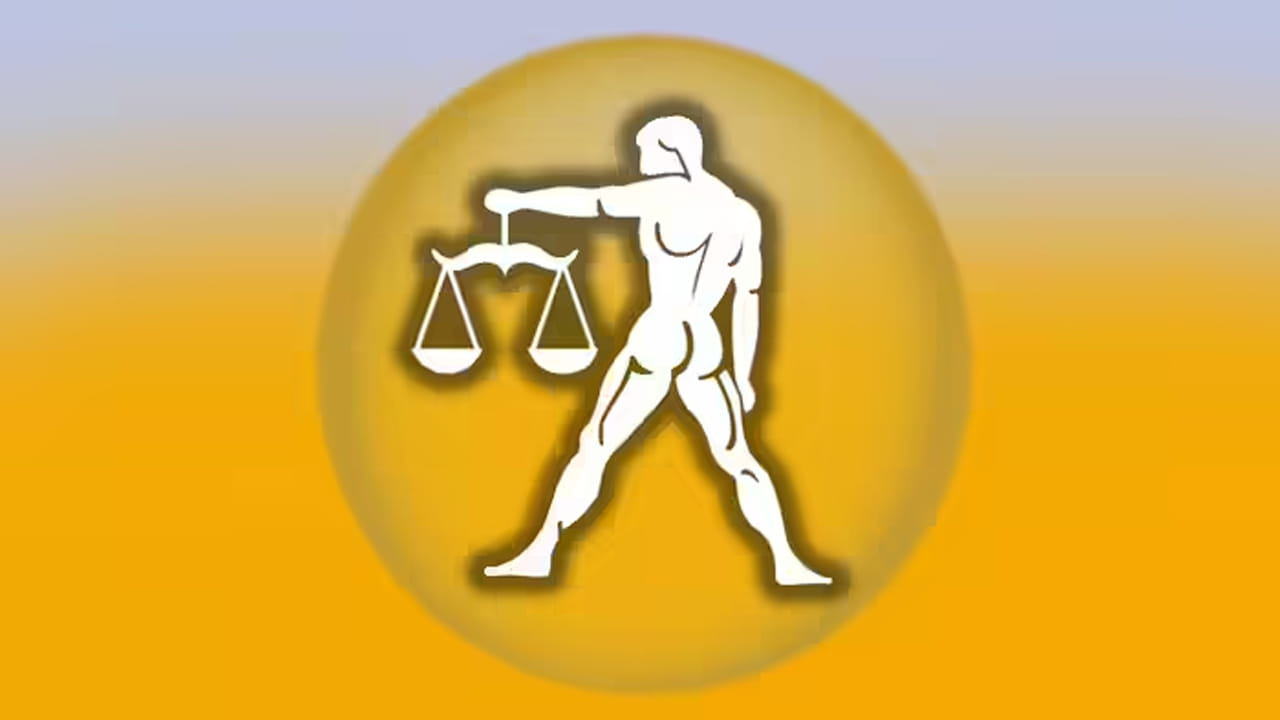 తుల రాశి : తుల రాశి వారికి 2026 లక్కీ ఇయర్ అని చెప్పాలి. వీరు ఊహించని విధంగా జీవితం మారిపోతుంది. 2026లో వీరు ఆర్థికంగా చాలా బలంగా తయారు అవుతారు. పెట్టుబడులు లాభదాయకంగా ఉంటాయి. ఖర్చులు తగ్గుతాయి. ఆదాయం పెరుగుతుంది. ఈ రాశి వారు కొత్త ఇల్లు కొనుగోలు చేసే ఛాన్స్ ఉంది.