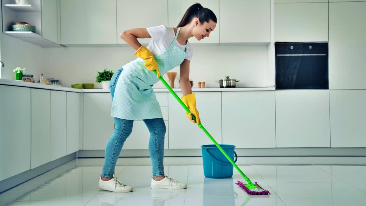 ఉప్పు నీటితో ఇంటిని తుడవడం చాలా మంచిది. ఇంటిని ఉప్పు నీటితో తుడవడం వలన ఇల్లు తాజాగా ఉండటమే కాకుండా ఇంటిలోని నెగిటివ్‌ ఎనర్జీ మొత్తం పోయి, పాజిటివ్ ఎనర్జీ పెరుగుతుంది. అంతే కాకుండా రుణ సమస్యల నుంచి, దిష్టి దోషం నుంచి కూడా మీరు  బయట పడగలుగుతారు. అందుకే ఇంటిని ఉప్పు నీటితో తుడవడం చాలా మంచిదని చెబుతున్నారు వాస్తు శాస్త్ర నిపుణులు.