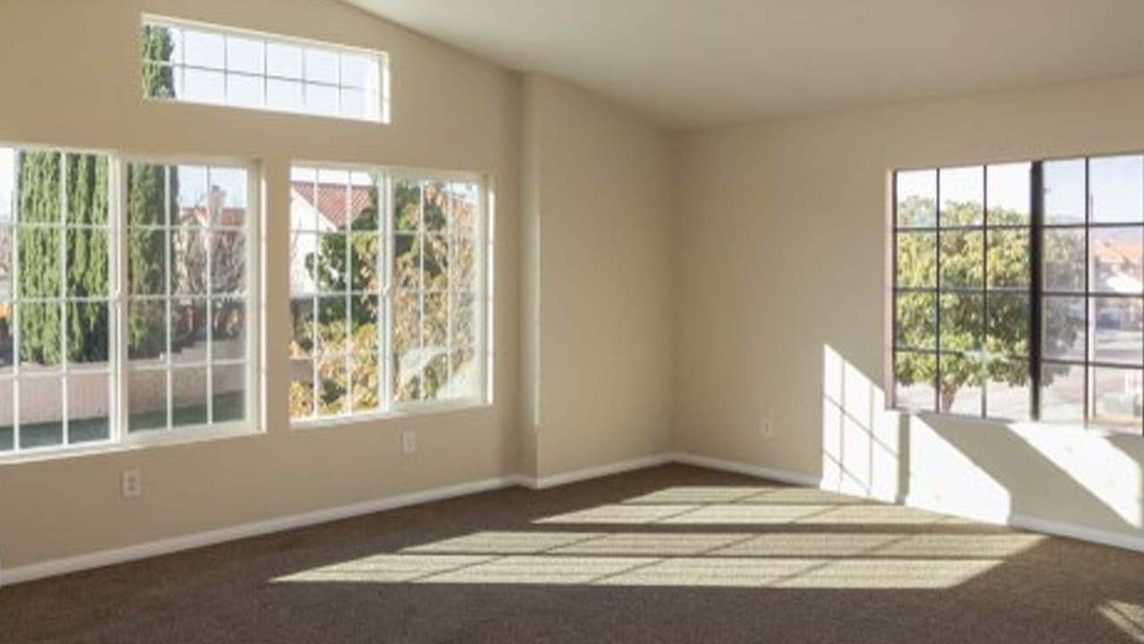 చాలా మంది తెలిసి తెలియక ఈశాన్య దిశలో ఎక్కువ బరువు ఉంచుతారు. అయితే న్యూ ఇయర్ వస్తున్న సందర్భంగా మీరు మీ ఇంటిలో ఈశాన్య మూల బాగుండేలా చూసుకోండి. ఆ స్థానంలో బరువు పెట్టకుండా చూసుకోండి. దీని వలన మీ ఇంటిలో కలహాలు లేకుండా ఆనందంగా ఉంటారు.