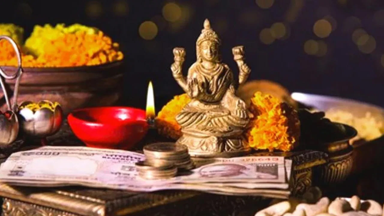 అలాగే 2026 సంవత్సరం మొదటి రోజున ఇష్టదైవాన్ని పూజించాలి. ముఖ్యంగా ఈ రోజు వినాయకుడిని పూజించి, శివ పూజ చేయడం, అలాగే, మీ చేతులతో స్వయంగా స్వీట్ తయారు చేసి దేవుడికి నైవేద్యం సమర్పించడం, ఆవుకు ఆహారం ఇవ్వడం చాలా శుభప్రదం.