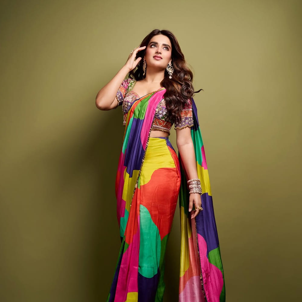 ఎట్టకేలకు బాడీగార్డ్స్ సాయంతో అక్కడి నుంచి వెళ్లిపోయింది. ఇప్పటికే ఈ ఘటనపై పోలీసులు కేసు నమోదు చేసి విచారణ చేస్తున్నారు. ఈ క్రమంలోనే ప్రస్తుతం నిధికి సంబంధించిన ఓల్డ్ వీడియోస్, కామెంట్స్ సోషల్ మీడియాలో తెగ వైరలవుతున్నాయి. 