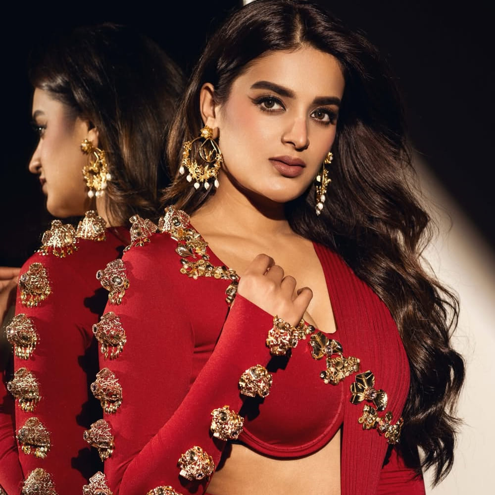 లూలు మాల్ లో రాజాసాబ్ సినిమా సాంగ్ ప్రమోషన్ కోసం వెళ్లిన నిధి దగ్గరకు వెళ్లేందుకు పెద్ద సంఖ్యలో అభిమానులు ప్రయత్నించారు. దీంతో ఆమె తీవ్ర ఇబ్బంది పడింది. ఆమెను టచ్ చేస్తూ దారుణంగా ప్రవర్తించారు.