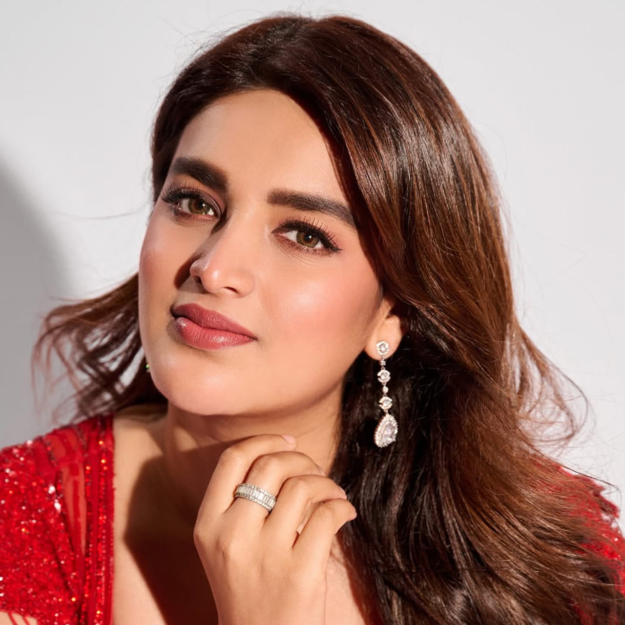 ప్రస్తుతం నిధి అగర్వాల్ పేరు సోషల్ మీడియా తెగ వినిపిస్తున్న సంగతి తెలిసిందే. అలాగే సరైన హిట్టు కోసం వెయిట్ చేస్తూనే వరుస అవకాశాలు అందుకుంటుంది ఈ అమ్మడు. ఇప్పుడు పాన్ ఇండియా స్టార్ ప్రభాస్ నటిస్తున్న రాజా సాబ్ చిత్రంలో నటిస్తుంది నిధి. 