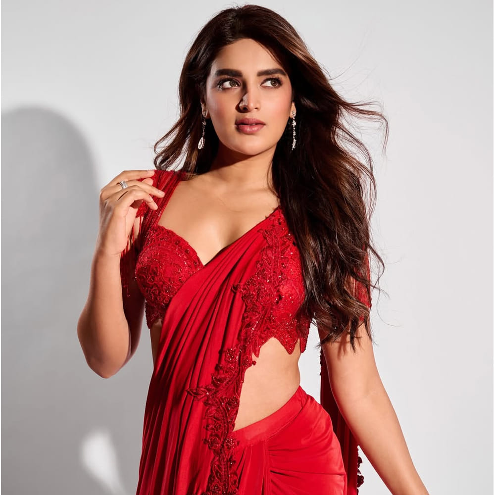  సుమ మాటతో ఈవెంట్ లో విజిల్స్ తో మార్మోగిపోయింది. ప్రస్తుతం నిధి చేసిన కామెంట్స్ ఇప్పుడు సోషల్ మీడియాలో వైరలవుతున్నాయి. రాజాసాబ్ సినిమాపై ఇప్పటికే భారీ హైప్ నెలకొంది.  జనవరి 9న ఈ చిత్రాన్ని పాన్ ఇండియా లెవల్లో విడుదల చేయనున్నారు. 