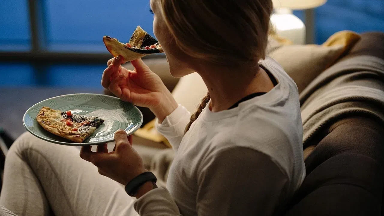 అర్ధరాత్రి ఆకలి అవుతుందా.. మీరు చేసే ఈ తప్పులే కారణమని తెలుసా..?