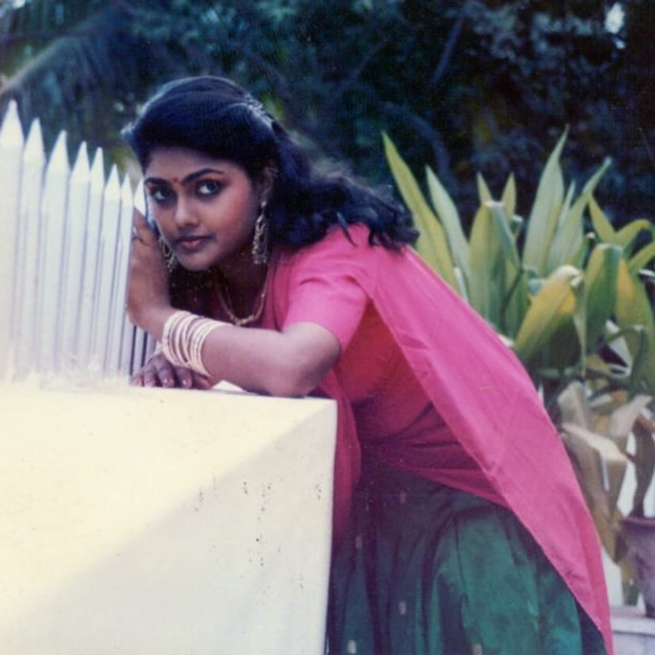 హీరోయిన్ నిరోషా రాధ గుర్తుందా.. ? సింధూర పువ్వు సినిమాతో తెలుగులో మంచి క్రేజ్ సొంతం చేసుకుంది. అందం, అభినయంతో అందరినీ ఆకట్టుకుంది ఈ అమ్మడు. ఆమె సీనియర్ హీరోయిన్ రాధిక చెల్లెలు కూడా. అలాగే ప్రముఖ హీరో ఎం.ఆర్.రాధ కూతురు సైతం. 