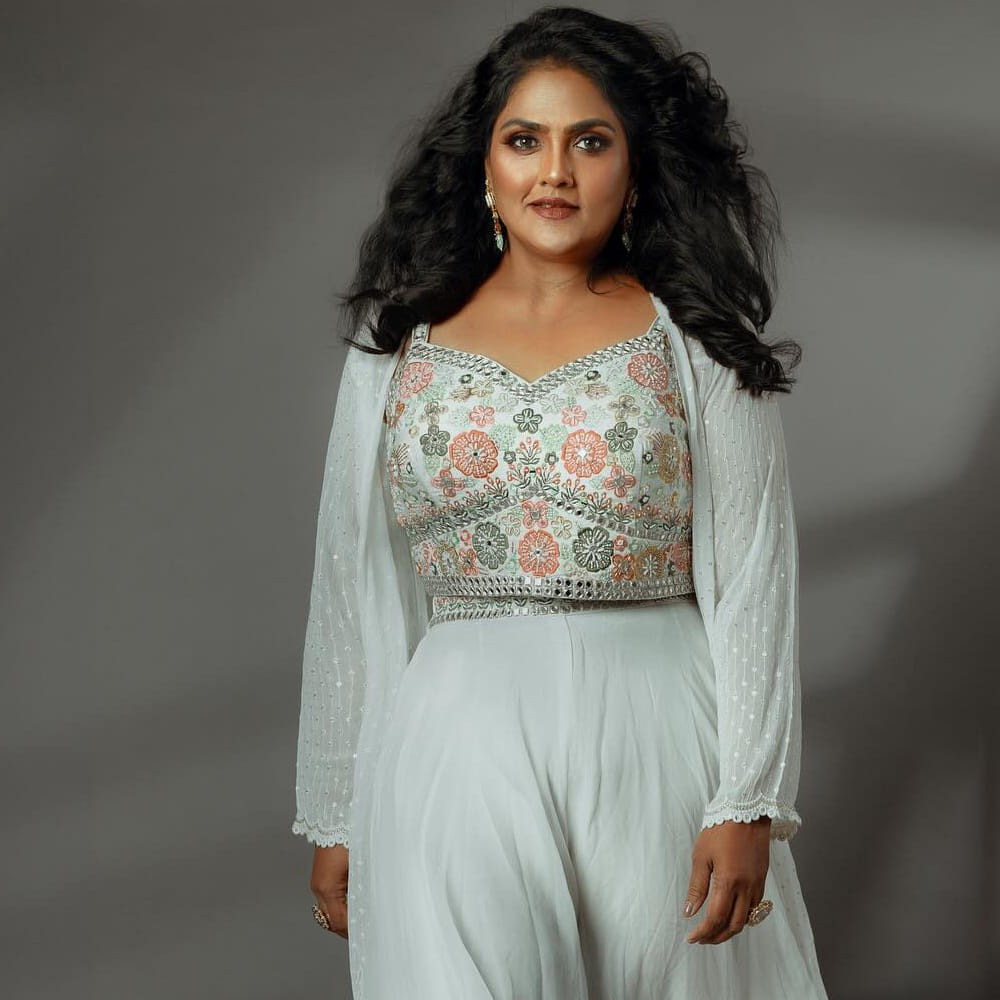 రాధిక సినిమా ఇండస్ట్రీలో స్టార్ హీరోయిన్ గా మారిన తర్వాత నిరోషా వెండితెరకు పరిచయం అయ్యింది. అగ్ని నక్షత్రం సినిమాతో నటిగా తెరంగేట్రం చేసిన ఆమె.. తర్వాత వరుస అవకాశాలు అందుకుంది. సింధూర పువ్వు సినిమాతో ఆమెకు తెలుగులో మంచి ఫేమ్ వచ్చింది. 