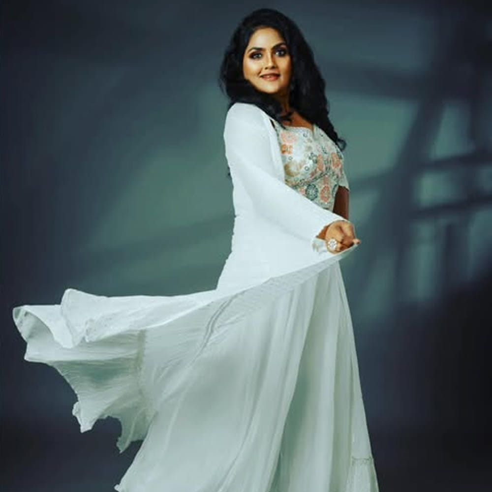 కెరీర్ పీక్స్ లో ఉన్నప్పుడే సింధూర పువ్వు సినిమాలో తనతోపాటు నటించిన రాంకీనే ప్రేమించి పెళ్లి చేసుకుంది. పెళ్లి తర్వాత కొంతకాలం గ్యాప్ తీసుకున్న నిరోషా.. ఇప్పుడు తిరిగి రీఎంట్రీ ఇచ్చింది. ప్రస్తుతం సినిమాలతోపాటు సీరియల్స్ సైతం చేస్తుంది. 