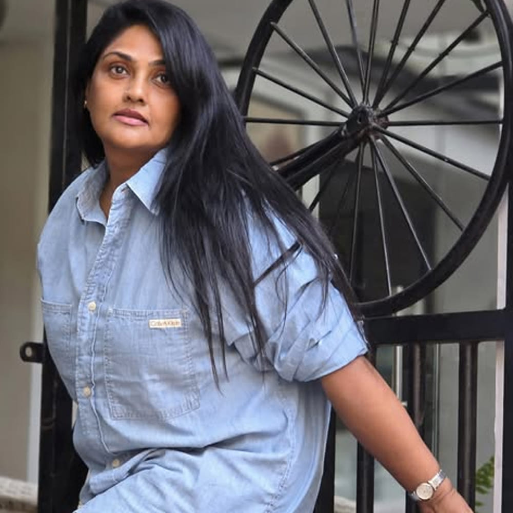 తెలుగు, తమిళంలో సీరియల్స్ చేస్తూ బిజీగా ఉంటుంది. అలాగే సోషల్ మీడియాలో చాలా యాక్టివ్ గా ఉంటుంది. నిత్యం ఏదోక పోస్ట్ చేస్తూ ప్రేక్షకులను అలరిస్తున్న ఈ అమ్మడు.. తాజాగా ఆమె లేటేస్ట్ ఫోటోస్ నెట్టింట వైరలవుతున్నాయి. 