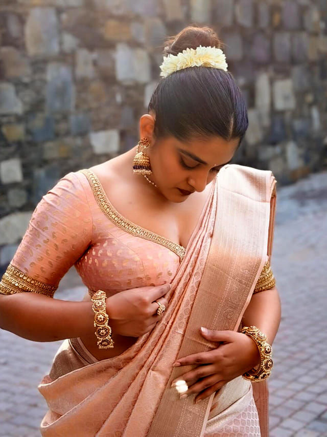 కుర్రాళ్ల గుండెలు అదిరేలా గ్లామర్ డోస్ పెంచేసిన నివేదా..