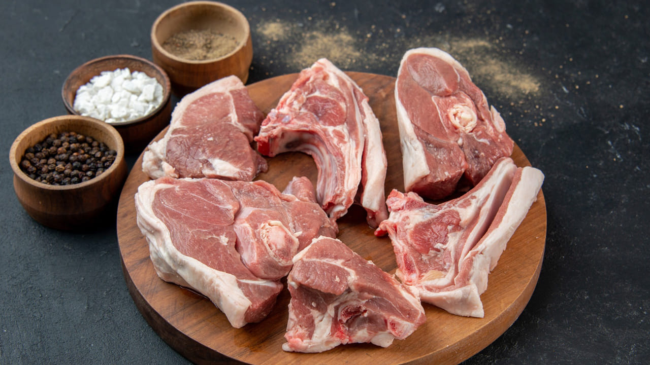 వాపు తగ్గుతుంది: ప్రాసెస్ చేసిన మాంసం, రెడ్ మీట్‌లో సంతృప్త కొవ్వులు అధికంగా ఉంటాయి. ఇవి శరీరంలో వాపుకు కారణమవుతాయి. నెల రోజుల పాటు వీటికి దూరంగా ఉండటం వల్ల శరీరంలో అంతర్గత వాపులు తగ్గి, దీర్ఘకాలిక వ్యాధుల ముప్పు తప్పుతుంది.
