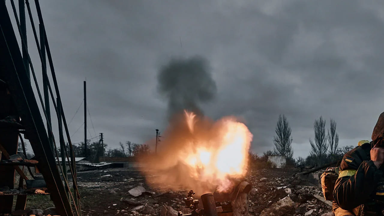 అదే విధంగా 2026లో అణు దాడి, మానవ అంతరిక్ష క్యారక్రమాల పతనం జరుగుతుందని, అంగారక గ్రహంపై చీకటి అలుముకుంటుంది? ఒక ప్రధాన దేశం అణుదాడికి సిద్ధం అవుతుందని ఆయన తన అంచనాల ప్రకారం తెలిపారు. అలాగే 2026లో వేడి అధికంగా ఉంటుంది. చాలా ప్రదేశాలు ఎడారులుగా మారుతాయి. తర్వాత విపరీతమైన వర్షాలతో వరదలతో ప్రజలు ఇబ్బందులు ఎదుర్కుంటారన్నారు.