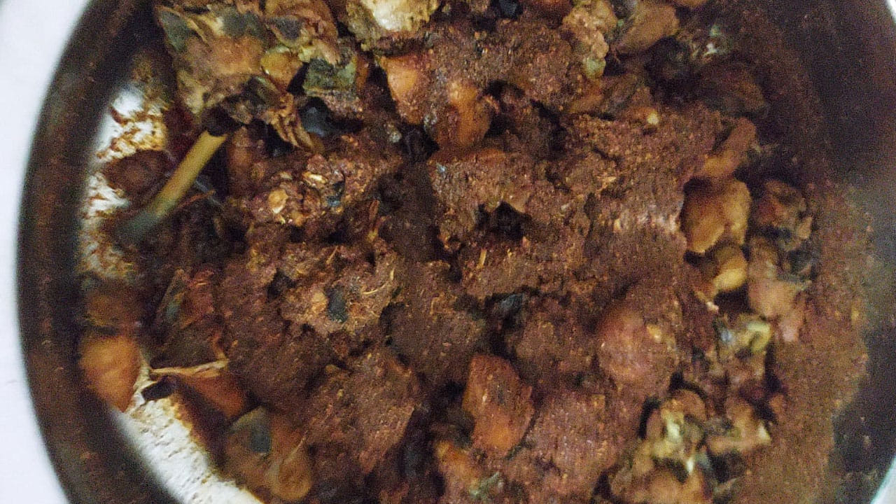 ఉదయం టిఫిన్, భోజనం సమయంలో ఈ పచ్చడిని ఉపయోగించుకోవచ్చు. ఈ విధంగా తయారు చేసిన పచ్చడి రెండు నెలలు పైనే నిల్వ ఉంటుంది.  ఈ విధంగా తయారు చేసిన చికెన్ పచ్చడి  విదేశాలకు పంపుతామని శివప్రసాదరాజు అంటున్నారు.