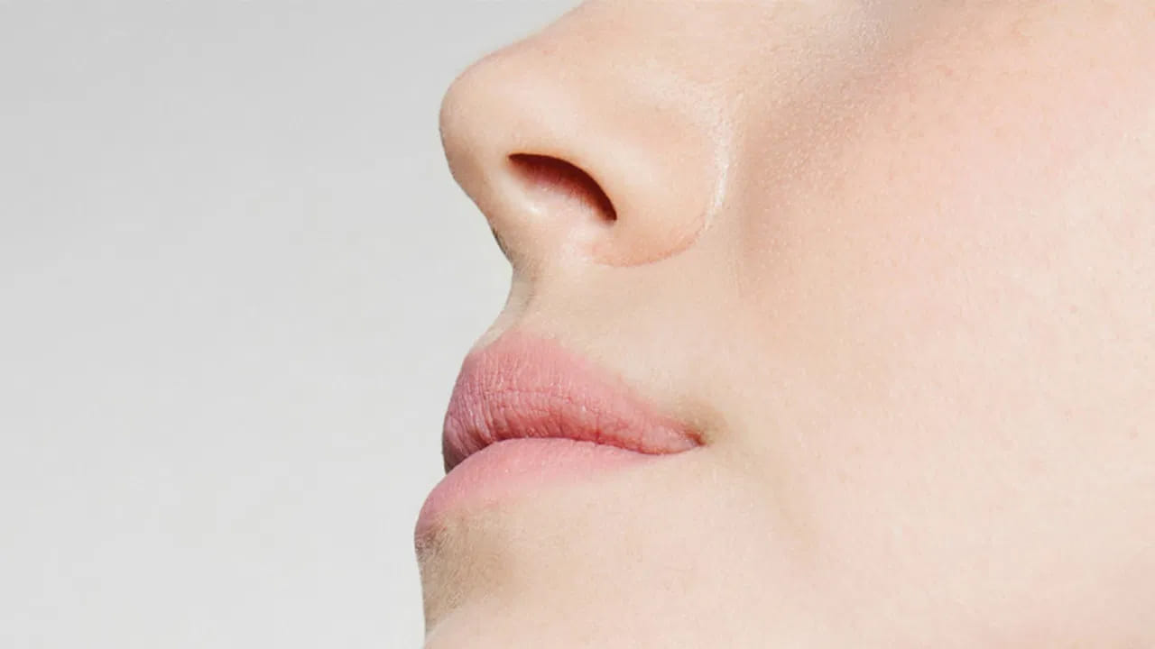 స్ట్రెయిట్ ముక్కు: ముక్కు కనుబొమల మధ్య నుంచి చివరి స్ట్రెయిట్‌గా ఒకేలా ఉంటే వీరు ఎంతో సహనం, దయ, క్రమశిక్షణ, నమ్మకం కలిగిన వ్యక్తులని అర్థం. ఇలాంటి వ్యక్తులు చాలా ప్రాక్టికల్‌గా ఉంటారు. వీరికి ఇష్టమైన వ్యక్తులతోనే ఎక్కువగా గడుపుతారు. వీరు ఇంట్రోవర్ట్‌గా ఉండాలని అనుకుంటారు. తమ రహస్యాలను ఎవరికి చెప్పడానికి ఇష్టపడతారు. అలాగే వీళ్లు ఎప్పుడు ప్రాంశంతగా ఉంటారు. పక్కవాళ్లను అంత ఈజీగా అస్సలు నమ్మరు. 