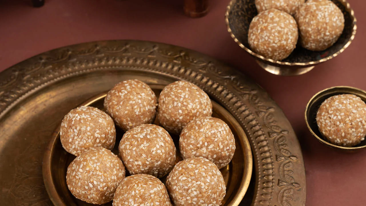 నువ్వుల్లో కాల్షియం పుష్కలంగా ఉంటుంది. అందువలన చలికాలంలో నువ్వుల లడ్డు తినడం వలన ఇది ఎముకల బలానికి చాలా మంచిది. ముఖ్యంగా పిల్లల ఎముకలు బలంగా తయారు అవ్వడానికి తప్పకుండా నువ్వుల లడ్డు తినాలంట. అదే విధంగా కీళ్ల నొప్పులతో బాధపడేవారు కూడా ప్రతి రోజూ ఒక నువ్వుల లడ్డు తినడం మంచిదని చెబుతున్నారు ఆరోగ్య నిపుణులు.