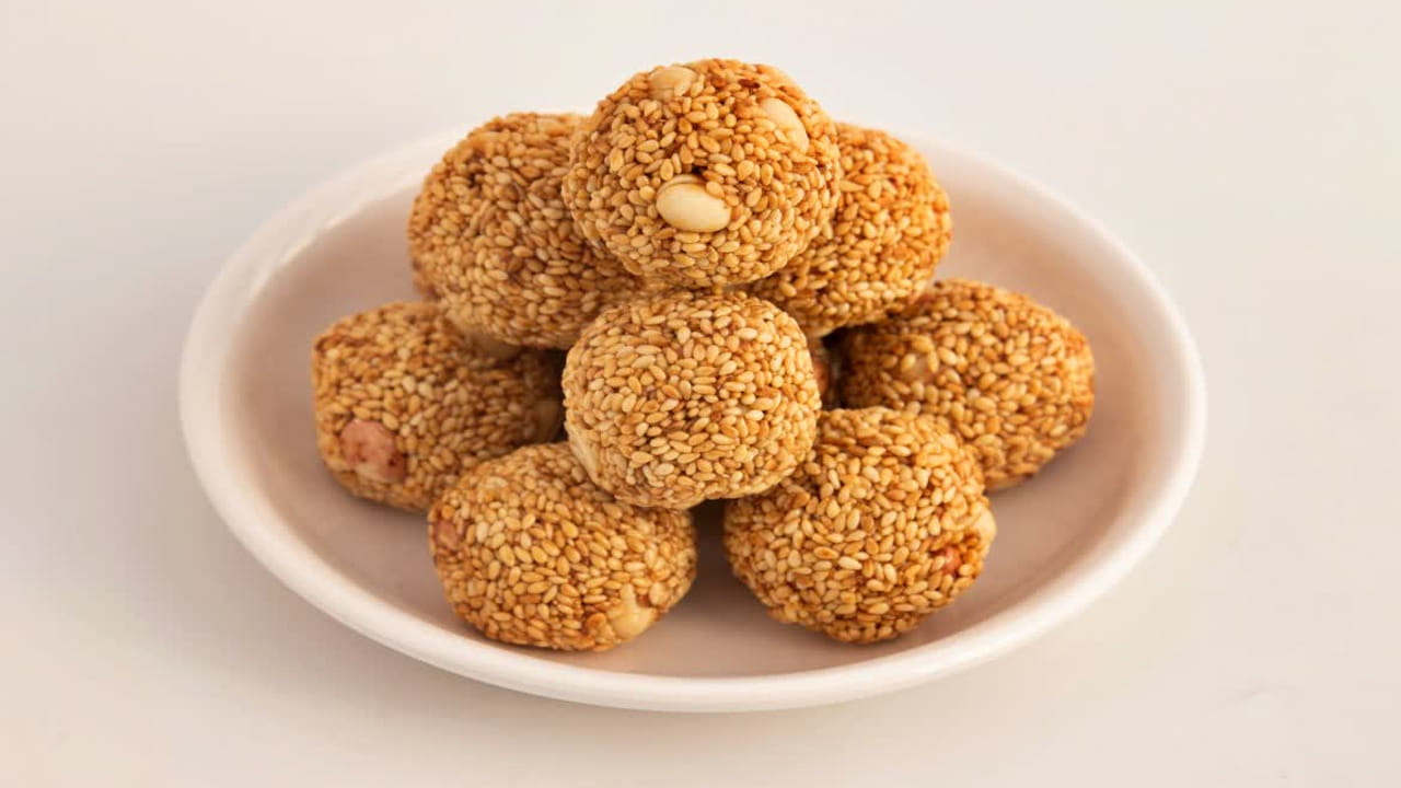 నువ్వుల లడ్డులో బెల్లం ఉంటుంది. బెల్లం అనేది ఐరన్‌కు మూలం. అందువలన రక్తహీనత సమస్యతో బాధపడే వారు, రక్తంలో హిమోగ్లోబిన్ తక్కువ ఉన్నవారు నువ్వుల లడ్డు తినడం చాలా మంచిది. ఇది శరీరానికి చాలా మేలు చేస్తుంది. రక్తహీనతను తగ్గిస్తుంది. రోగనిరోధక శక్తిని పెంచుతుంది.