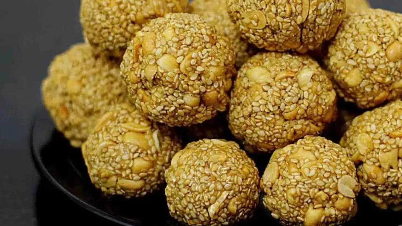 నువ్వులలో పీచు పదార్థం పుష్కలంగా ఉంటుంది. అందువలన జీర్ణ సమస్యలతో సతమతం అయ్యే వారు కూడా ఇది తినడం చాలా మంచిది. చలికాలంలో చాలా మంది మలబద్ధకం వంటి కడుపు సంబంధిత సమస్యలో ఇబ్బంది పడుతారు. అలాంటి వారు రోజుకు ఒక నువ్వుల లడ్డు తినడం వలన ఆ సమస్య నుంచి త్వరగా బయటపడవచ్చు.