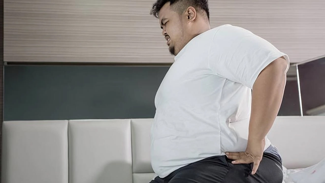 ఊబకాయం సంబంధిత సమస్యలు: మీరు రాత్రిపూట బిర్యానీ, స్పైసీ ఫుడ్స్ మరియు కార్బోహైడ్రేట్లు కలిగిన అధిక కేలరీల ఆహారాలు తిన్నప్పుడు, మీ కేలరీలు సహజంగా పెరుగుతాయి. ఇది బరువు పెరగడానికి దారితీస్తుంది. మీరు ఇలా చేస్తూనే ఉంటే, ఆలస్యంగా నిద్రపోతే, రాత్రిపూట ఆకలిగా ఉండి జంక్ ఫుడ్ తింటే, మీరు అత్యంత తీవ్రమైన ఊబకాయం సమస్యతో బాధపడతారు.