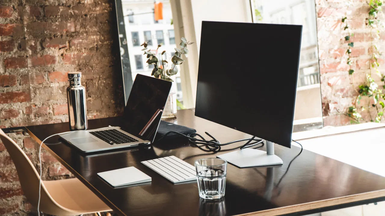 ఇంటి తర్వాత ఎక్కువ మంది సమయం గడిపేది ఆఫీసులోనే అందుకే, మీరు పనిచేసే చోట ప్రశాంతకరమై వాతావరణం నెలకొనాలి, సానుకూల శక్తి ఉండాలి అంటే తప్పకుండా కొన్ని వాస్తు నియమాలు పాటించాలంట. ముఖ్యంగా కొన్ని వస్తువులు మీ డెస్క్ దగ్గర పెట్టుకోవడం వలన మీరు చేసే పనిలో ఆటంకాలు లేకుండా, పనికి తగిన గుర్తింపు లభిస్తుందంట. ఇంతకీ ఆ వస్తువులు ఏవో ఇప్పుడు చూద్దాం.