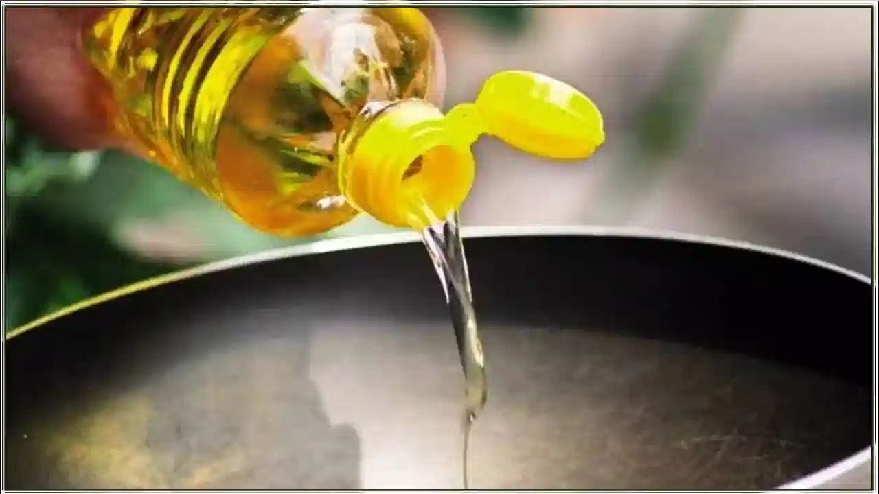 శీతాకాలంలో మీరు ఏ నూనె వాడాలి? అది మీ శరీర అవసరాలు, ఆరోగ్య స్థితిని బట్టి ఉంటుంది. మీకు ఏవైనా గుండె సమస్యలు ఉంటే, ఆవ నూనె వాడటం మంచిది. మీకు పొడి చర్మం లేదా కీళ్ల నొప్పులు ఉంటే, నువ్వుల నూనె చాలా మంచిది. ఈ నూనెలతో ఇంట్లో బజ్జీ, మురుక్కు, పరాఠా వంటి వేయించిన ఆహారాలను వండటం మంచిది.