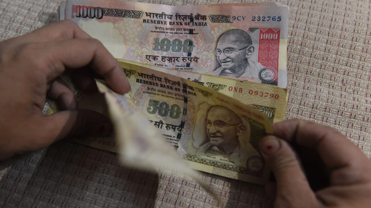 Indian Currency: పాత రూ.500, రూ.వెయ్యి నోట్లు మీ దగ్గర ఉన్నాయా..? మీకో అలర్ట్.. భారీగా జరిమానా.. Indian Currency: పాత రూ.500, రూ.వెయ్యి నోట్లు మీ దగ్గర ఉన్నాయా..? మీకో అలర్ట్.. భారీగా జరిమానా..