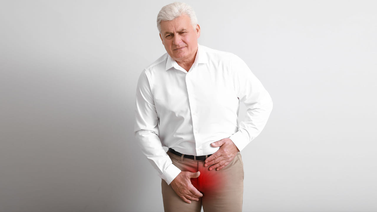 ప్రోస్టేట్ క్యాన్సర్ ప్రమాద కారకాలు:  వృషణ క్యాన్సర్‌కు వివిధ ప్రమాద కారకాలు ఉన్నాయి. వాటిలో వయస్సు, జన్యుపరమైన అంశాలు చాలా ముఖ్యమైన అంశాలు. 40 ఏళ్లు పైబడిన వారిలో ప్రమాదం మితంగా ఉంటుందని, 50 ఏళ్లు పైబడిన వారిలో ప్రమాదం ఎక్కువగా ఉంటుందని చెబుతారు. వృషణ క్యాన్సర్ బారిన పడిన వారిలో 60 శాతం కంటే ఎక్కువ మంది 65 ఏళ్లు పైబడిన వారు.  ఫైబర్ తక్కువగా ఉన్నవారికి వృషణ క్యాన్సర్ వచ్చే ప్రమాదం ఎక్కువగా ఉంటుంది. అధిక బరువు ఉన్నవారికి ప్రోస్టేట్ క్యాన్సర్ వచ్చే ప్రమాదం ఎక్కువగా ఉంటుంది.