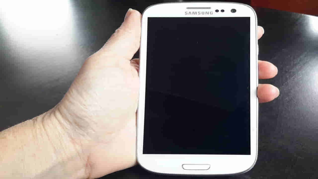 Tech Tips: పాత ఫోన్ అమ్ముతున్నారా..? ఈ జాగ్రత్తలు తీసుకోకపోతే మీరు డేంజర్లో పడ్డట్లే.. అందరూ చేస్తున్న తప్పు ఇదే..