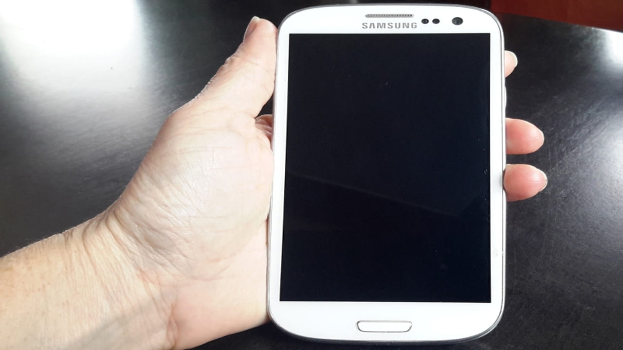 Tech Tips: పాత ఫోన్ అమ్ముతున్నారా..? ఈ జాగ్రత్తలు తీసుకోకపోతే మీరు డేంజర్లో పడ్డట్లే.. అందరూ చేస్తున్న తప్పు ఇదే..