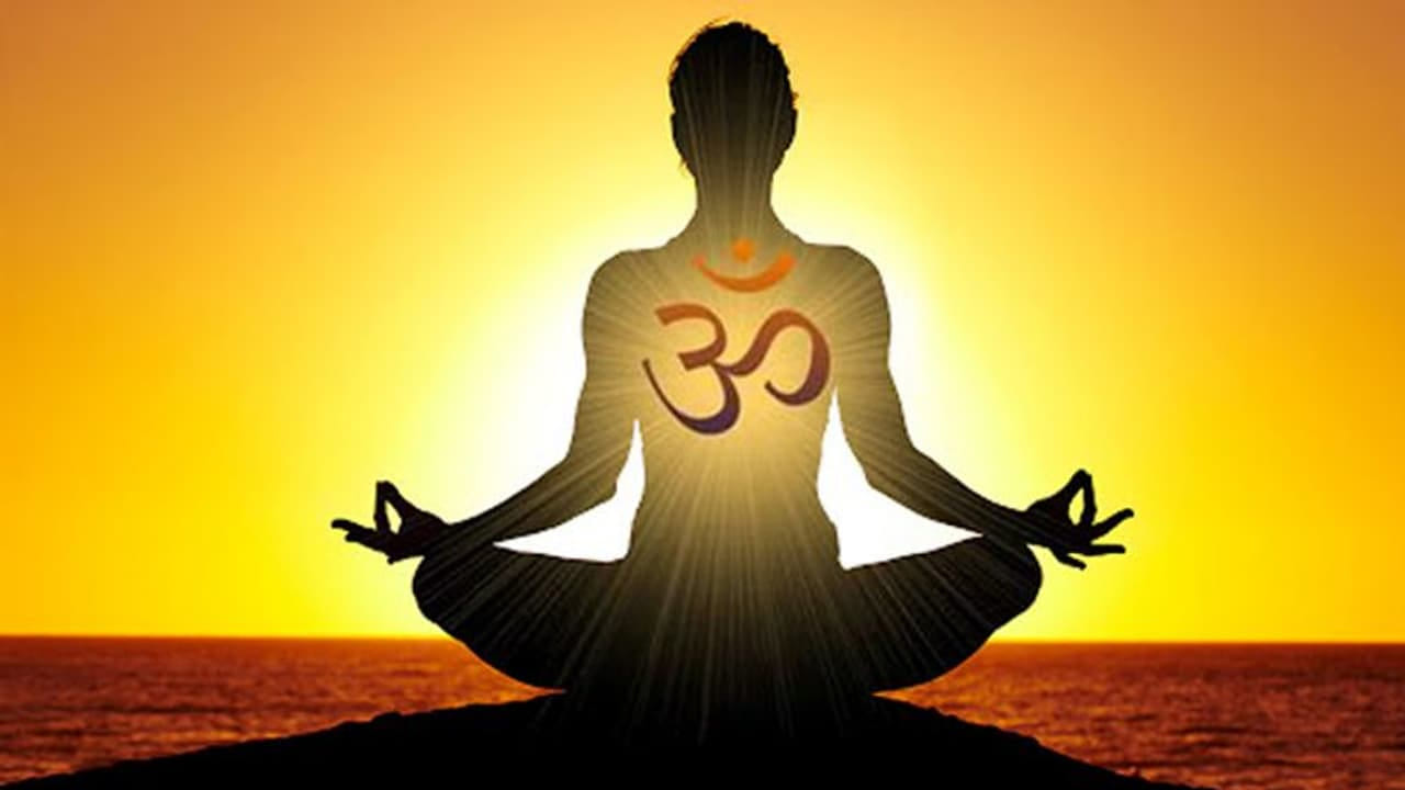 ఓం అనే జపం చేయడం వలన ఇది మీ ఉచ్ఛ్వాసాన్ని బయటకు వదులుతుంది. దీని వలన ఊపిరితిత్తులు బలంగా మారుతాయి. ఆక్సిజన్ బాగా ప్రవహించి, శరీరం లోతైన స్థాయిలో విశ్రాంతి తీసుకోవడం ప్రారంభిస్తుంది. మీ మనసు తేలిక పడుతుంది. దీని వలన మీ శ్వాస మెరుగుపడుతుందంట.